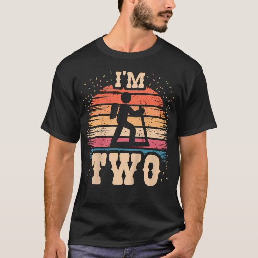 2歳の誕生日おめでとう ハイキング好きな子 Tシャツ (正面)