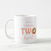 2歳の誕生日お祝いにぴったりな「Two Sweet Donuts」デザイン コーヒーマグカップ (左)