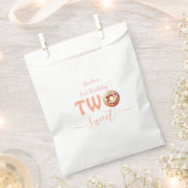 2歳の誕生日お祝いにぴったりな「Two Sweet Donuts」デザイン フェイバーバッグ (クリップ留めされた状態)