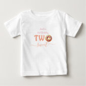 2歳の誕生日お祝いにぴったり スイートドーナツ ベビーTシャツ (正面)