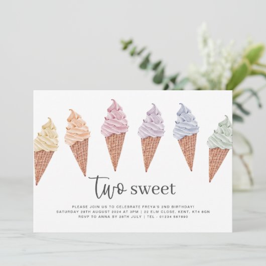 2歳の誕生日におすすめのスイートなアイスクリームの招待状 招待状 (スタンド正面)