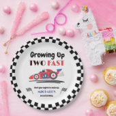 2歳の誕生日に赤い高速レースカー2台を育てる ペーパープレート (パーティー)