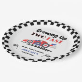 2歳の誕生日に赤い高速レースカー2台を育てる ペーパープレート (アングル)