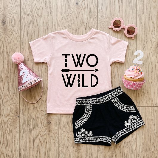 2歳の誕生日をお祝いするワイルドな男の子または女の子