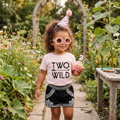 2歳の誕生日をお祝いするワイルドな男の子または女の子