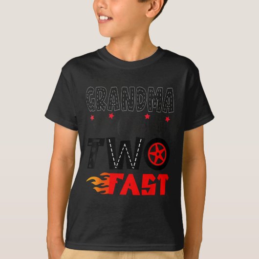 2歳の誕生日を迎えたスピード狂の双子の孫の祖母 レーシングカー Tシャツ (正面)