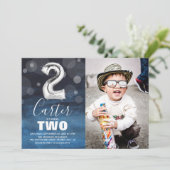2歳の誕生日シルバーバルーン | ブルー写真パーティー 招待状 (スタンド正面)