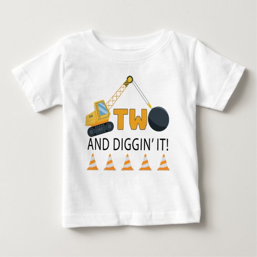 2歳の誕生日トラックスタイルの「Two and Diggin’ It」建設テーマTシャツ ベビーTシャツ (正面)