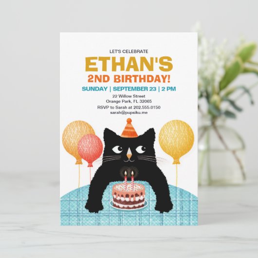 2歳の誕生日パーティー用の猫とケーキとろうそくのデザイン 招待状 (スタンド正面)