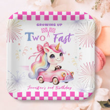 2歳の誕生日パーティー レースのピンクの車 少女