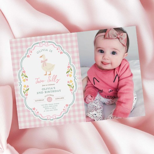 2歳の誕生日フォトにぴったりな、ピンクのリボンが可愛い女の子のデザイン 招待状