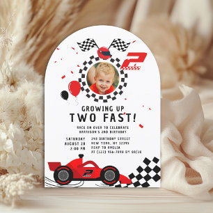 2歳の誕生日フォトに登場するスピード狂の赤いレースカー 招待状