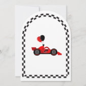 2歳の誕生日フォトに登場するスピード狂の赤いレースカー 招待状 (裏面)