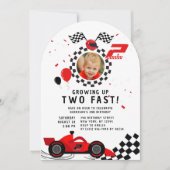 2歳の誕生日フォトに登場するスピード狂の赤いレースカー 招待状 (正面)