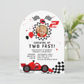 2歳の誕生日フォトに登場するスピード狂の赤いレースカー 招待状 (スタンド正面)