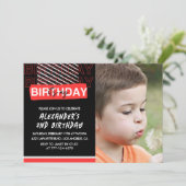 2歳の誕生日招待状 少年 パーティー 写真 赤 招待状 (スタンド正面)