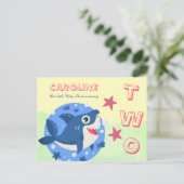 2歳の誕生日 かわいい サメ 海 黄緑 インビテーションポストカード (スタンド正面)