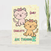 2歳の誕生日 双子の女の子 かわいい猫のキャラクター カード (正面)