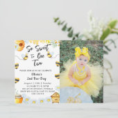 2歳の誕生日 Beeちゃんとってもかわいい2歳の写真 招待状 (スタンド正面)