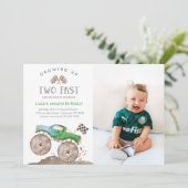 2歳の速い緑のモンスタートラックの誕生日写真 招待状 (スタンド正面)