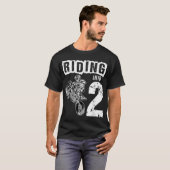 2歳2歳の誕生日に男の子ダートバイクに乗る Tシャツ (正面フル)