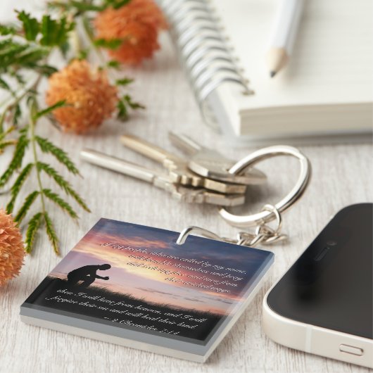 2歴代誌7:14聖書の聖句の人がひざまずき祈て キーホルダー (正面右)