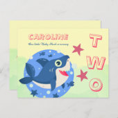 2番目の誕生日かわいいベビーサメ海黄色の緑 インビテーションポストカード (正面/裏面)