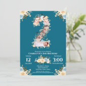 2番目の誕生日ティール（緑がかった色）花写真コラージュブルーイエロー 招待状 (スタンド正面)
