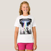 2羽のアライグマと野生の花草原の虹のUFO Tシャツ (正面フル)