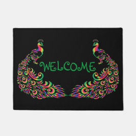 2羽のカラフルな孔雀は歓迎を作成します ドアマット