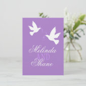 2羽の白い愛の鳥 紫のフォーマルな結婚式の出欠確認 招待状 (スタンド正面)