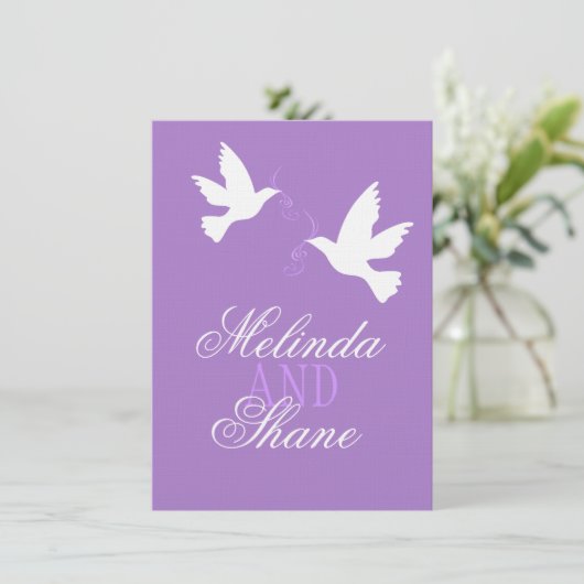2羽の白い愛の鳥 紫のフォーマルな結婚式の出欠確認 招待状 (スタンド正面)