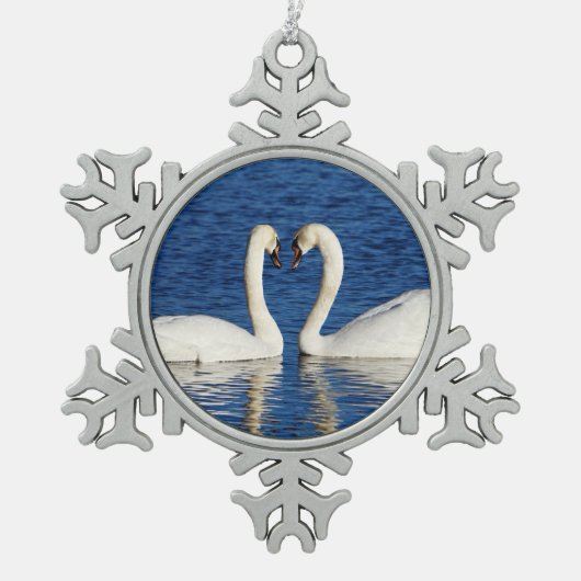 2羽の白い白鳥の型枠のハートの印 スノーフレークピューターオーナメント (正面)