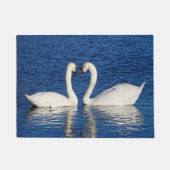 2羽の白い白鳥の型枠のハートの印 ドアマット (正面)