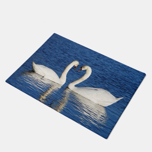 2羽の白い白鳥の型枠のハートの印 ドアマット (アングル)