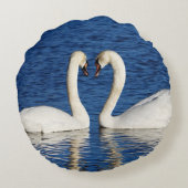 2羽の白い白鳥の型枠のハートの印 ラウンドクッション (裏面)