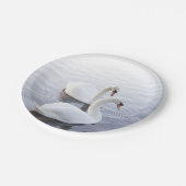 2羽の白鳥がストランクル湖で泳ぐ ペーパープレート (アングル)