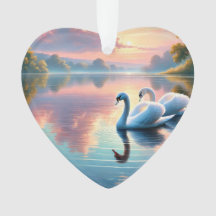 2羽の白鳥が穏やかな湖をすべっていた