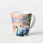 2羽の白鳥が穏やかな湖をすべっていた カフェラテマグ (右アングル)