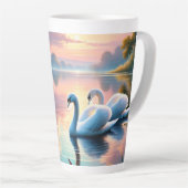 2羽の白鳥が穏やかな湖をすべっていた カフェラテマグ (右アングル)