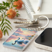 2羽の白鳥が穏やかな湖をすべっていた キーホルダー (正面右)