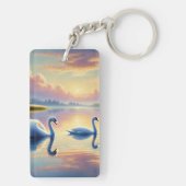 2羽の白鳥が穏やかな湖をすべっていた キーホルダー (裏面)