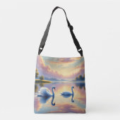 2羽の白鳥が穏やかな湖をすべっていた クロスボディバッグ (裏面)