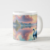 2羽の白鳥が穏やかな湖をすべっていた ジャンボコーヒーマグカップ (正面右)