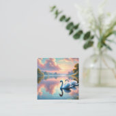 2羽の白鳥が穏やかな湖をすべっていた スクエア名刺 (スタンド正面)