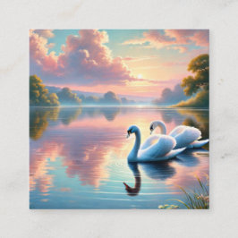 2羽の白鳥が穏やかな湖をすべっていた スクエア名刺