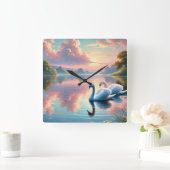 2羽の白鳥が穏やかな湖をすべっていた スクエア壁時計 (ホーム)