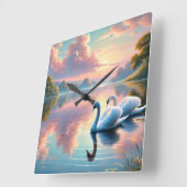 2羽の白鳥が穏やかな湖をすべっていた スクエア壁時計 (傾斜)