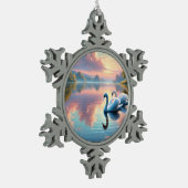 2羽の白鳥が穏やかな湖をすべっていた スノーフレークピューターオーナメント (左)