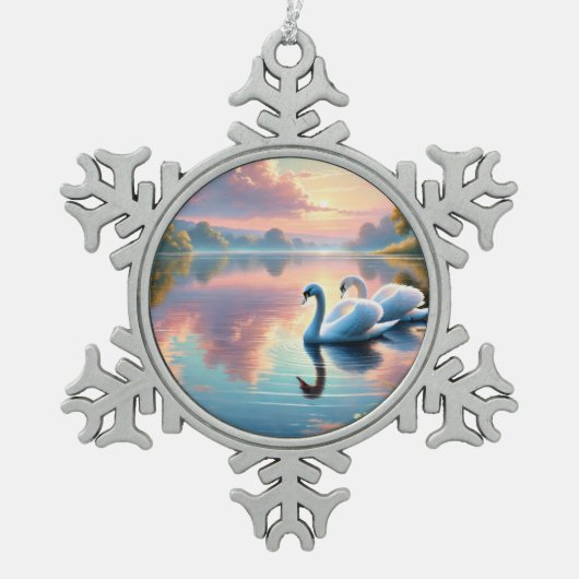 2羽の白鳥が穏やかな湖をすべっていた スノーフレークピューターオーナメント (正面)